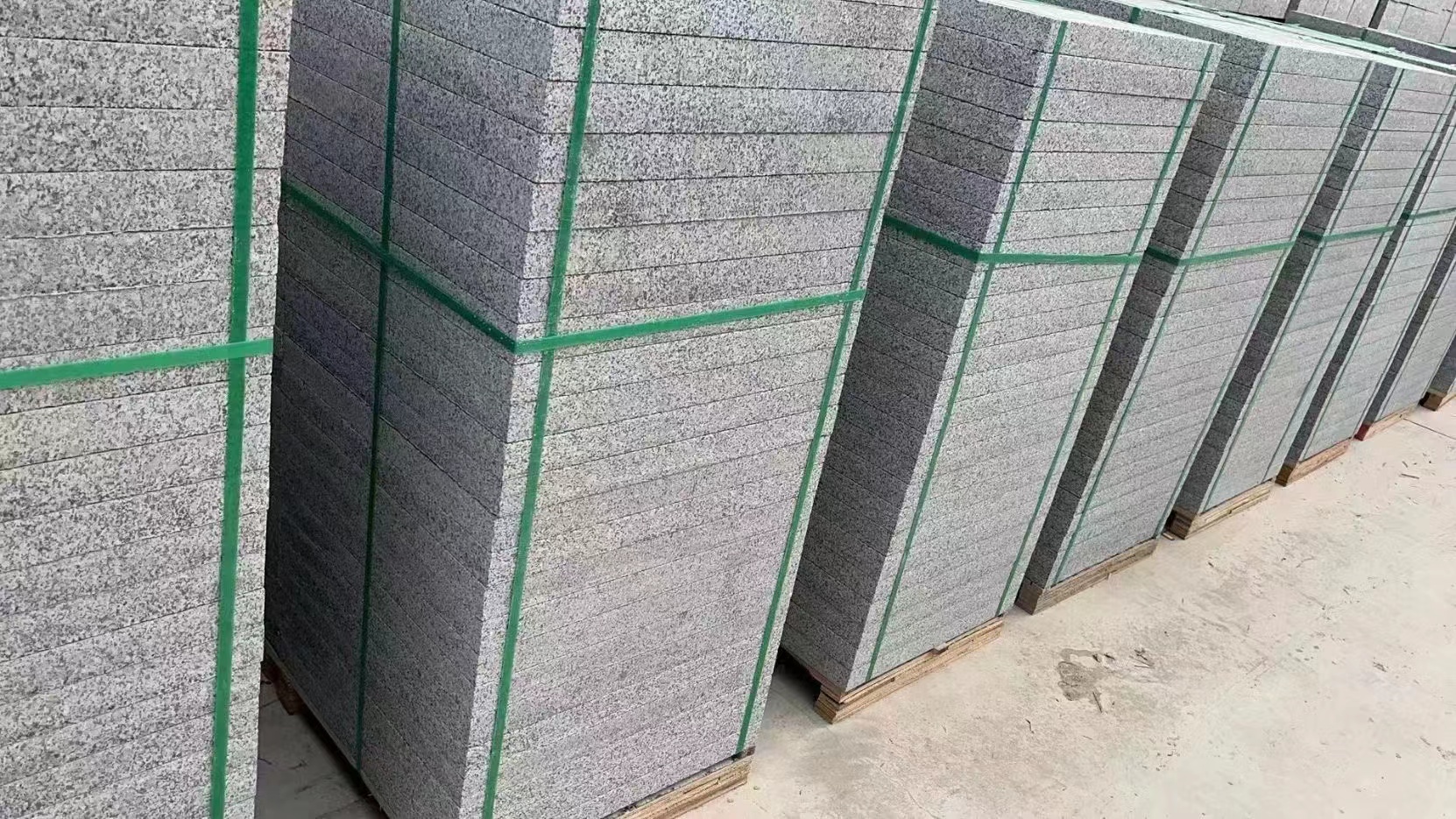 室外芝麻灰石材的多樣化應(yīng)用，助力美化城市景觀(圖1)