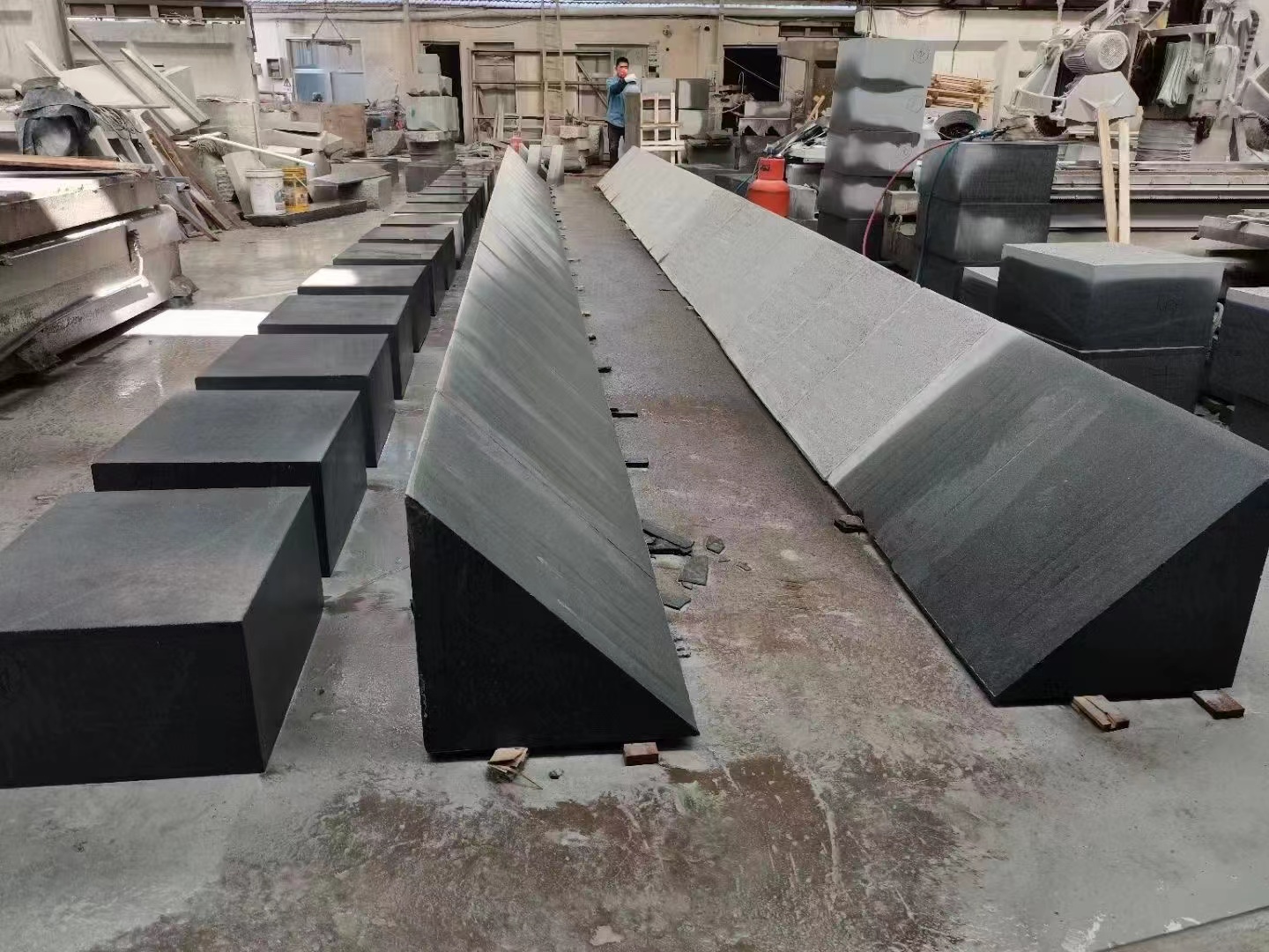稀有資源打造藝術珍品——蒙古黑石材加工(圖1)