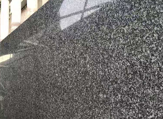 不止于美觀：芝麻灰干掛石材實現建筑的功能與實用性(圖1)