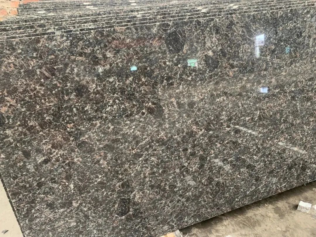 英國棕石材：黑棕與紅棕石材加工價格差異的原因分析(圖2)