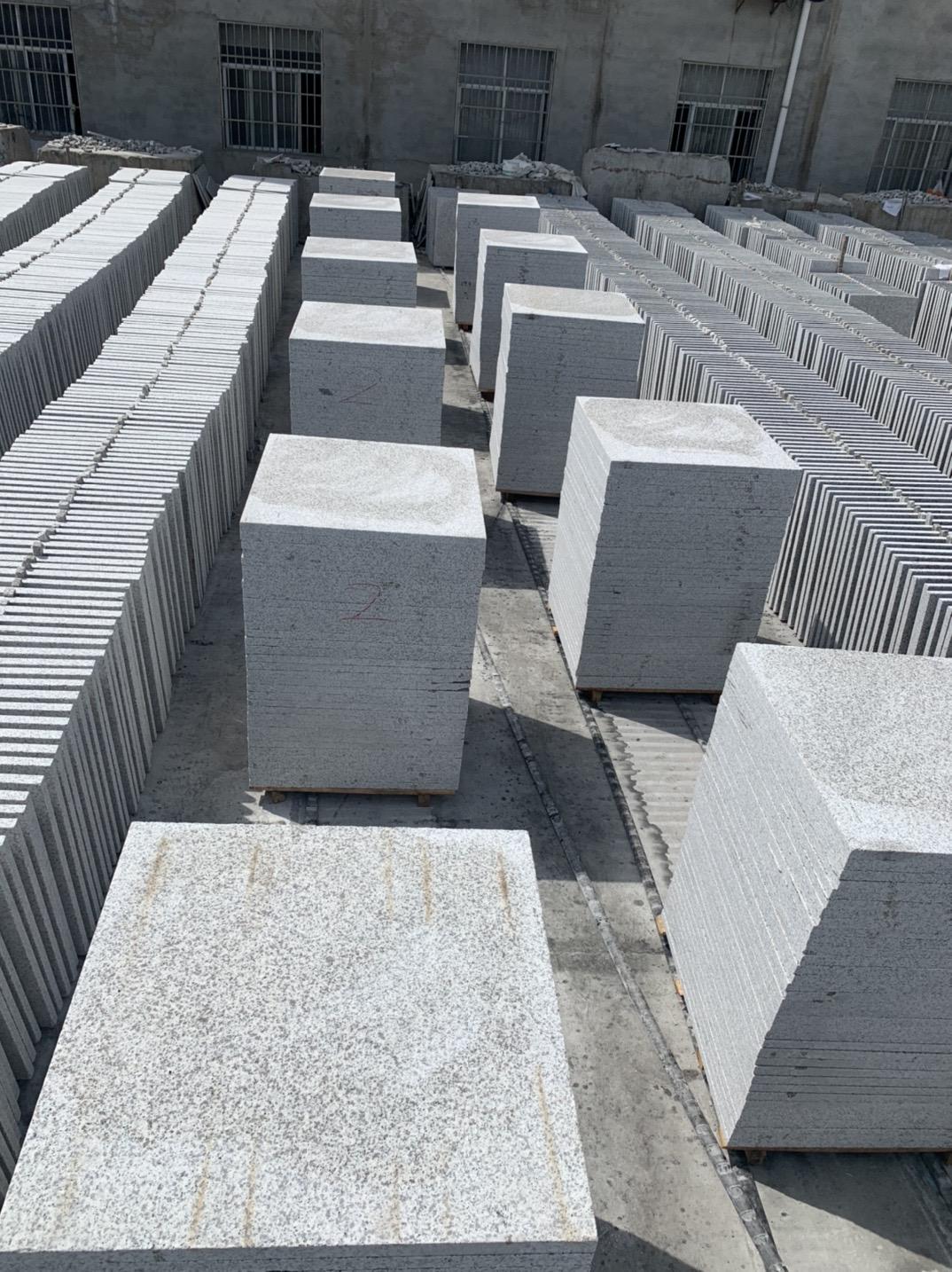 白麻火燒石與路沿石價格比較