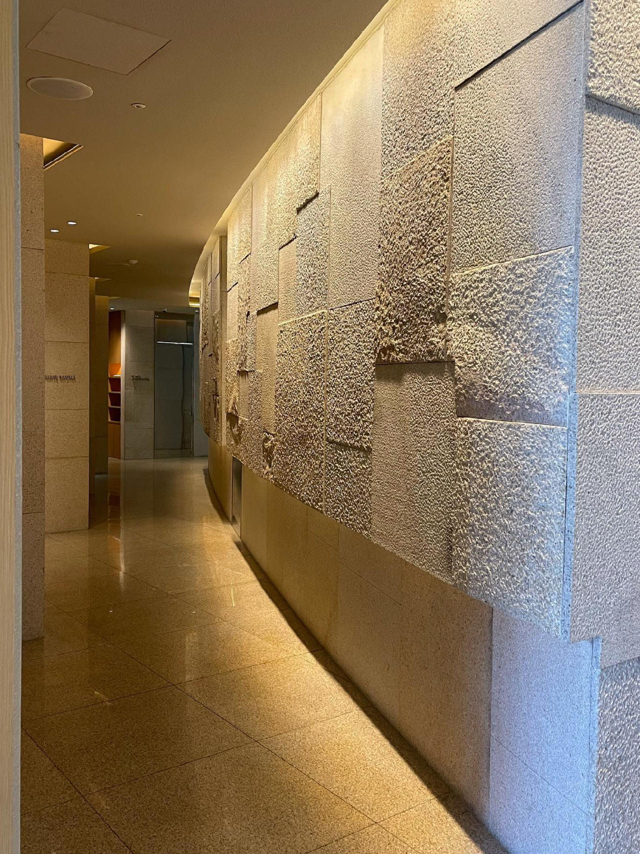 石材自然面背景墻芝麻黑材質(zhì)區(qū)別