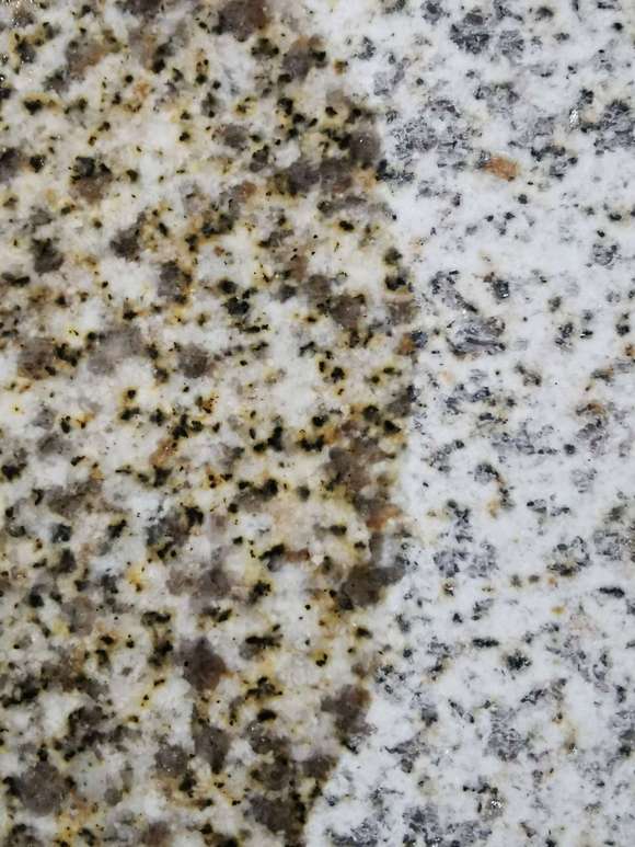 揭秘外墻干掛熱門材料：拉絲面與火燒板芝麻白的獨特魅力