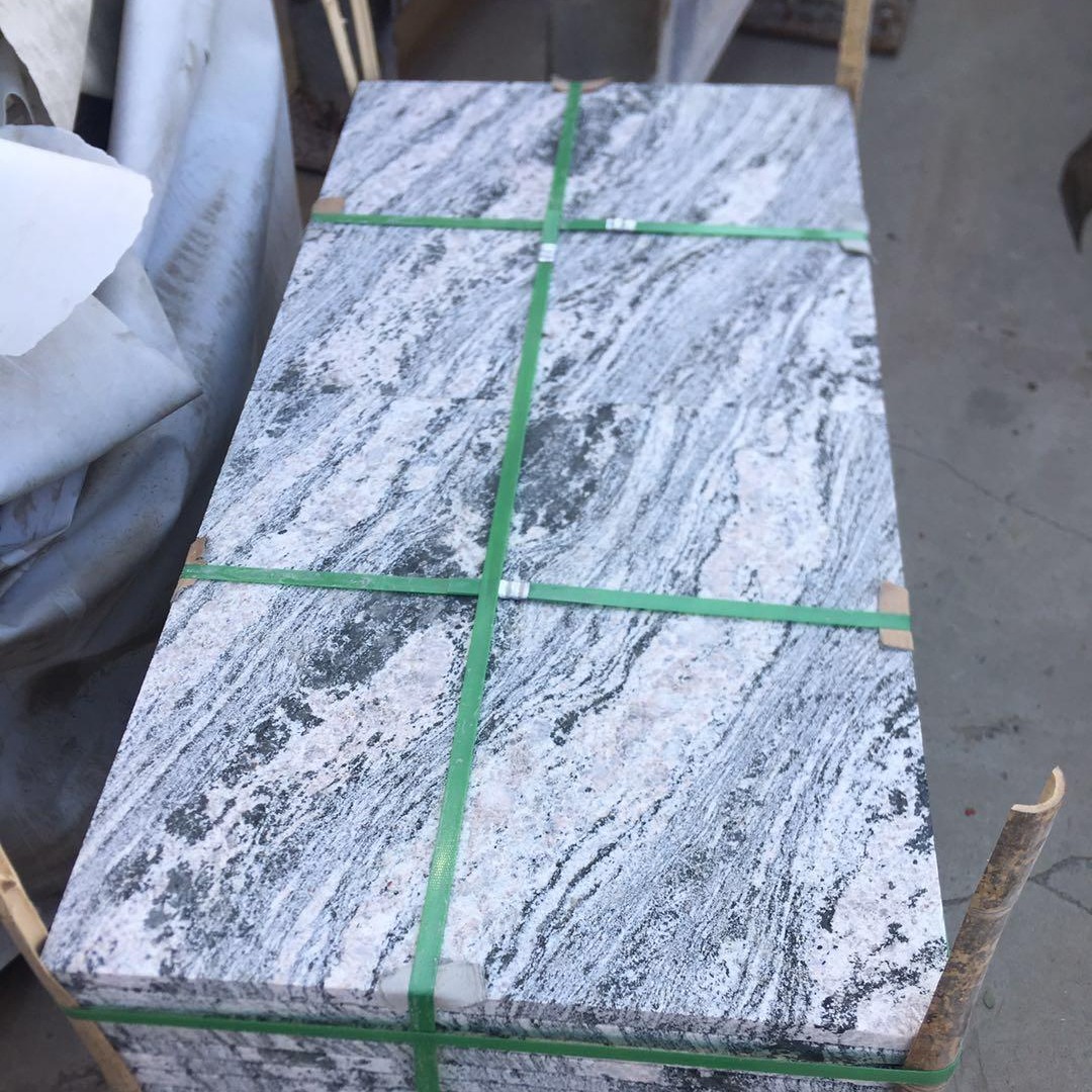 夜里雪花崗巖火燒板與光面成品在工程現場的應用實況