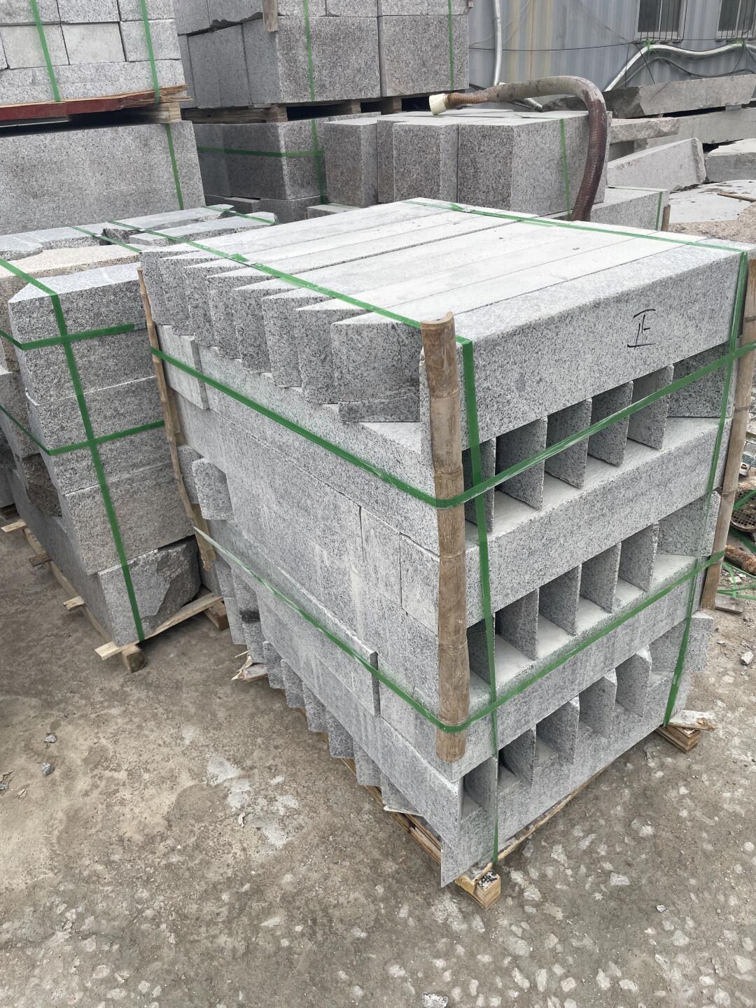 路沿石機切面和火燒面芝麻黑材質每米實際成交價參考