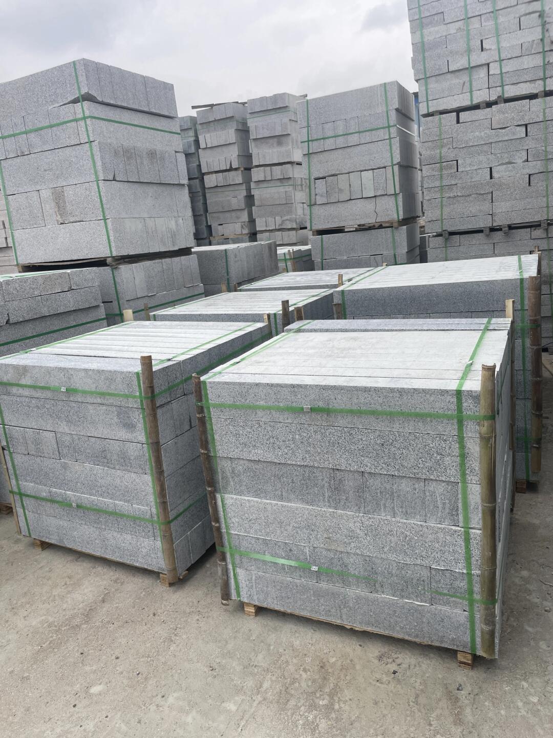 工地采購芝麻黑路沿石時每米單價與表面處理類型對應關系