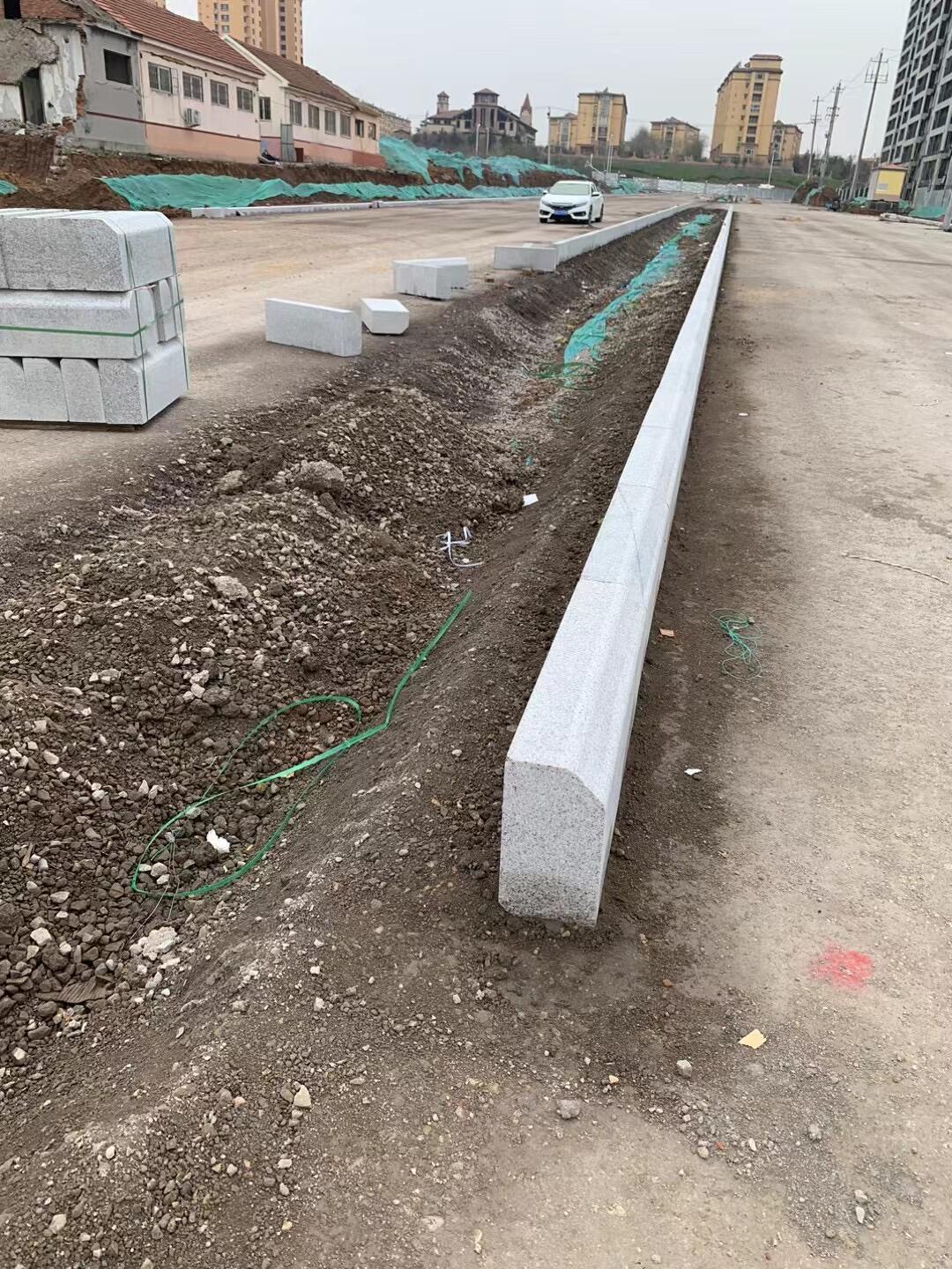 芝麻白路沿石與芝麻灰路牙石廠家價格哪個便宜