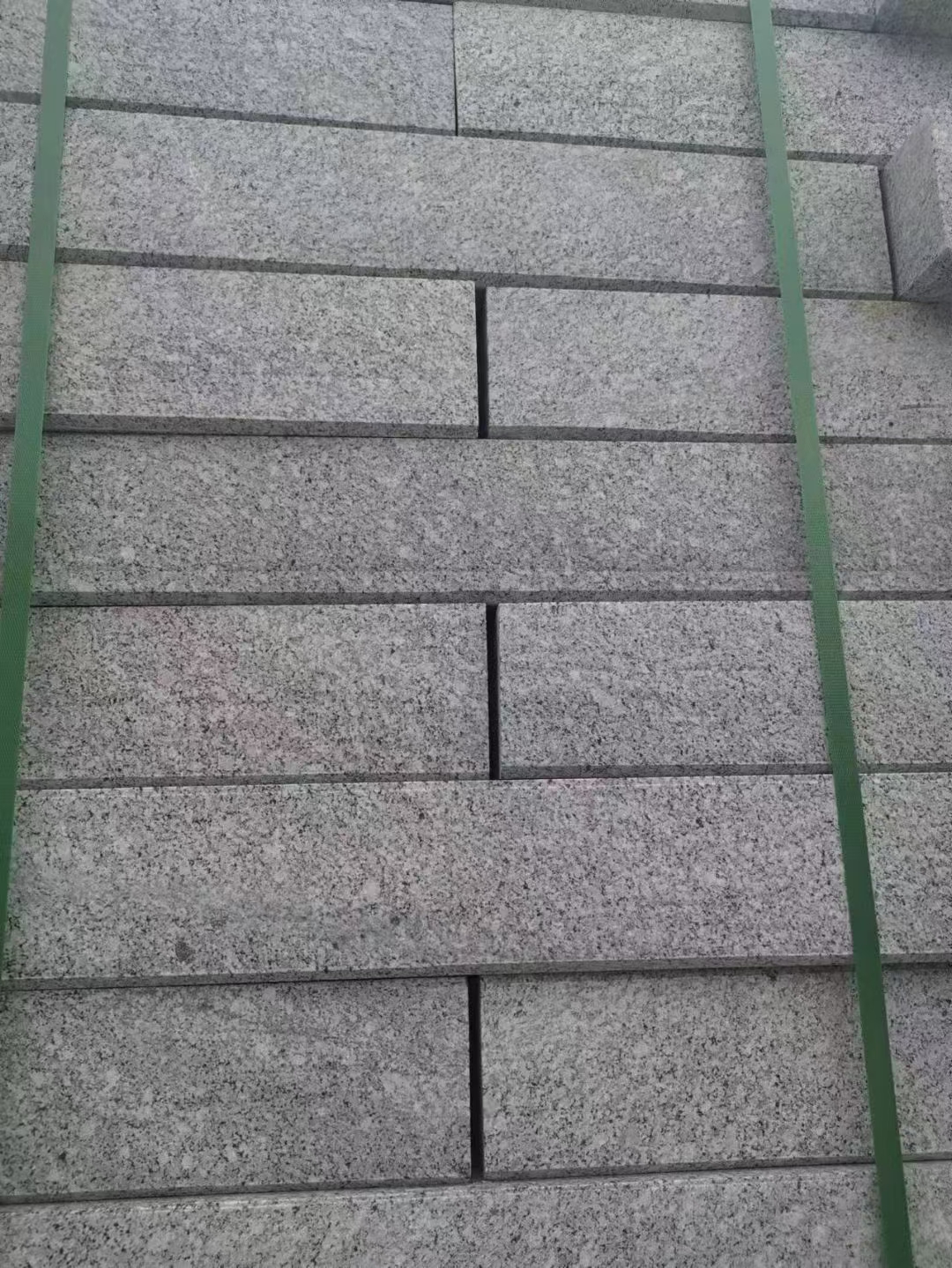 芝麻黑路沿石按長度計費價格含機切面和火燒面兩種成品