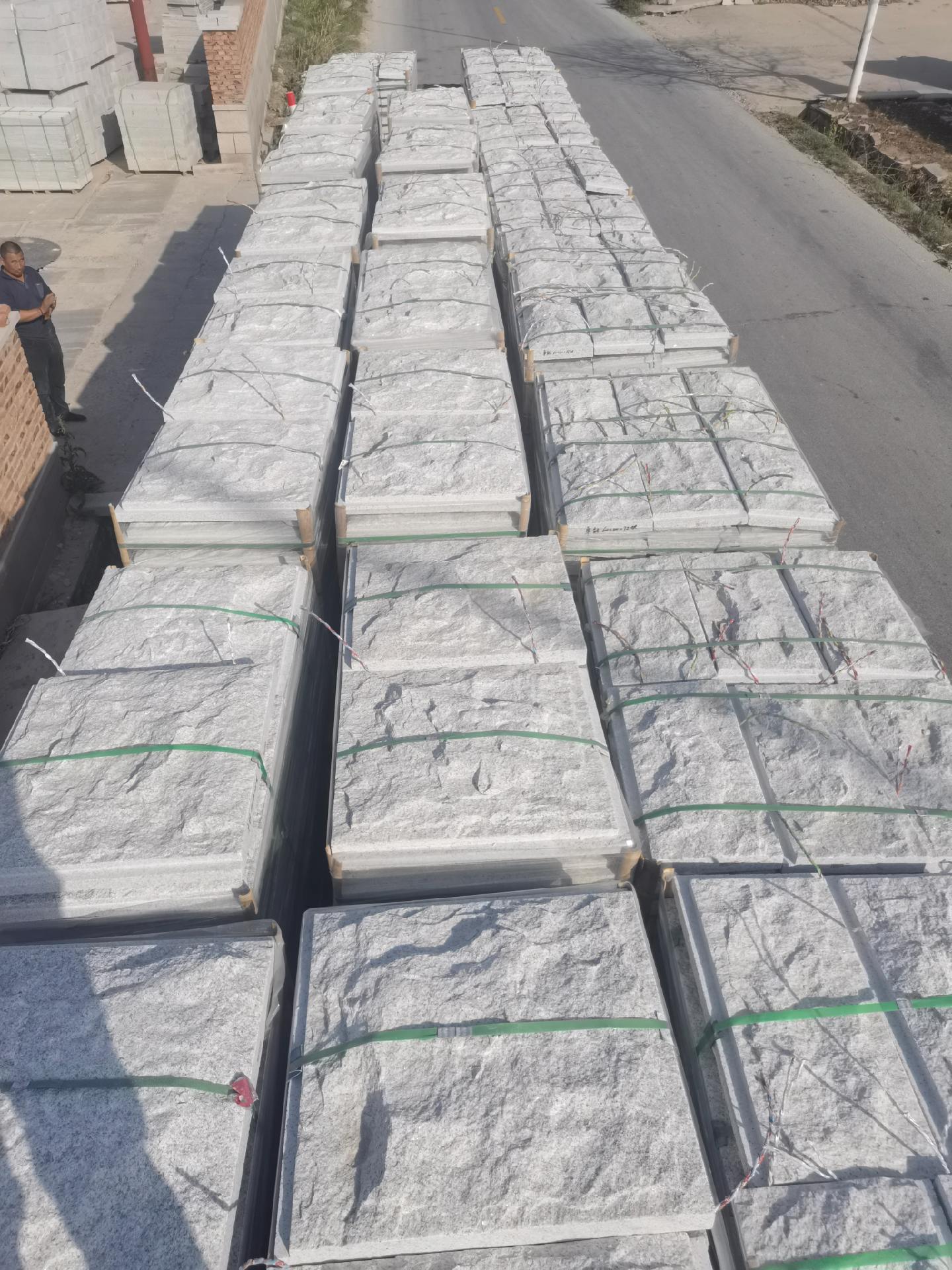 蘑菇石石材批發廠家怎么選芝麻白火燒板供