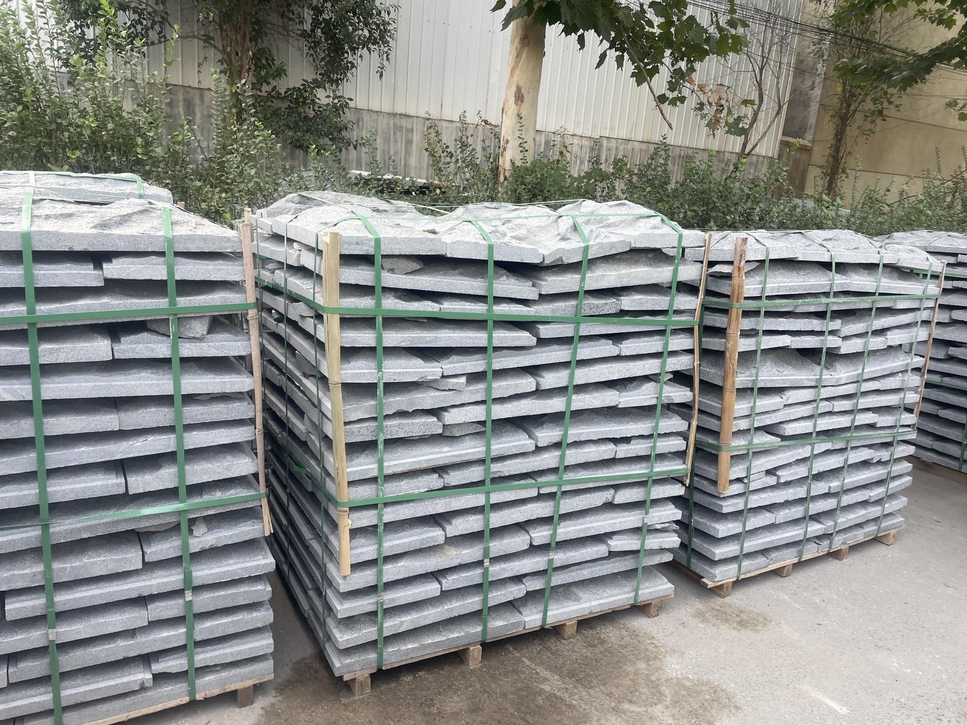 花崗巖蘑菇石廠家芝麻灰石材(圖2)