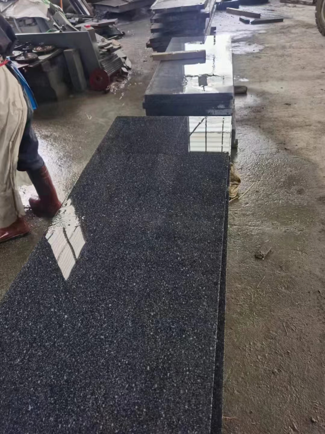 適合墓碑使用的黑色石材類型