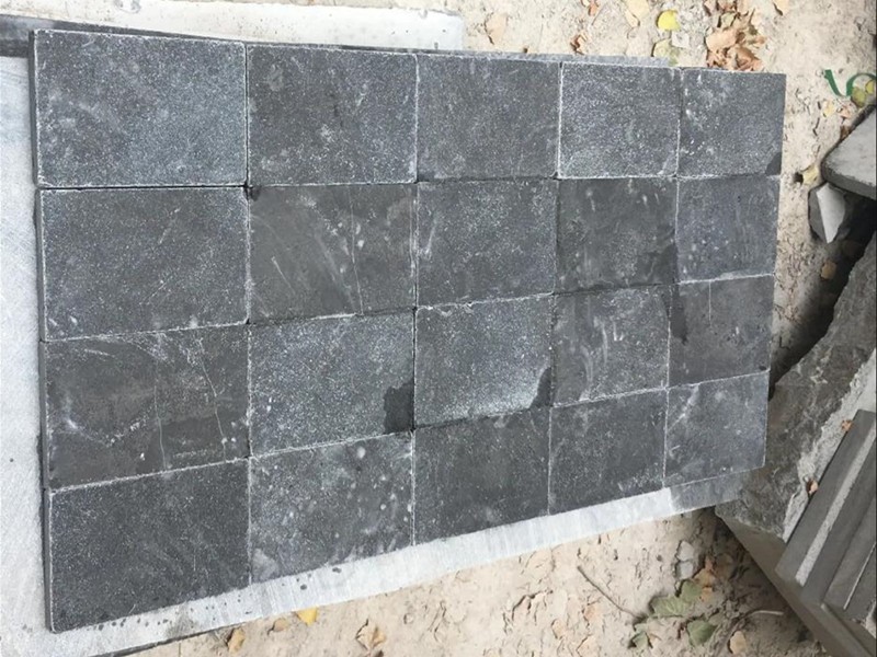 青石板荔枝面斜紋面與雕刻路沿石在園林鋪裝中的實(shí)際搭配方式