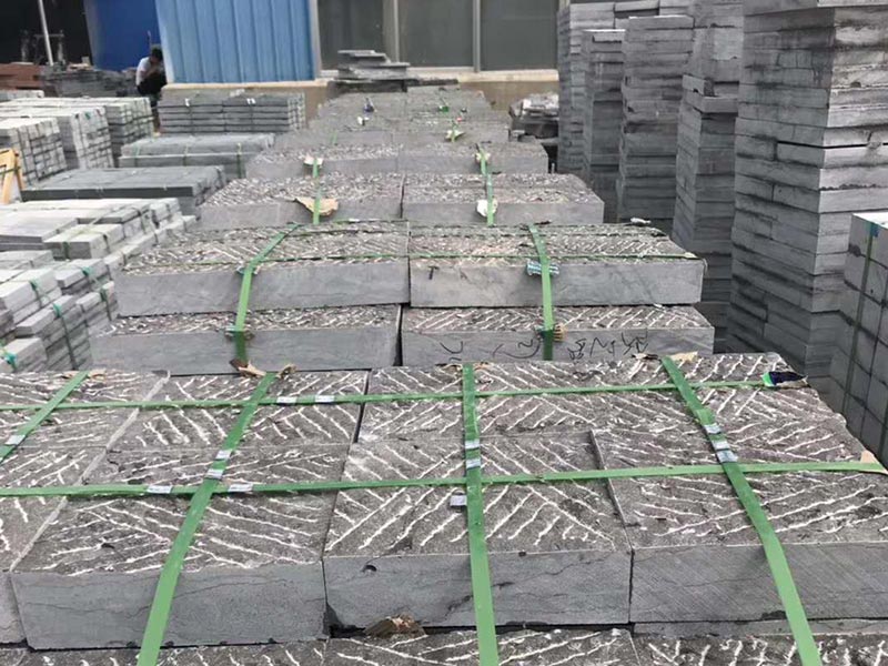 山東青石板廠家生產荔枝面與鏨道面石材價格的工藝區別