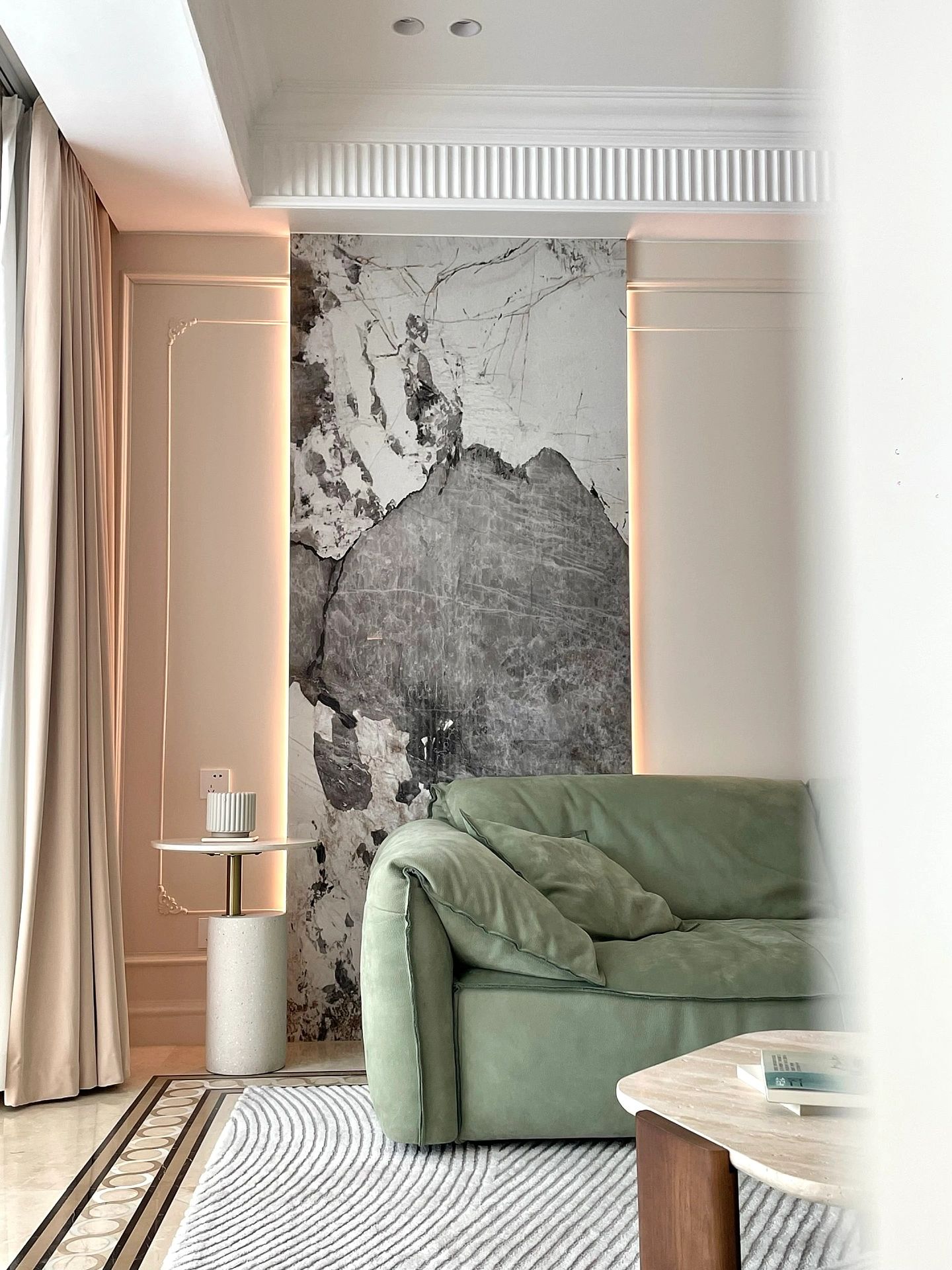 電梯廳墻面石材裝飾裝修大板干掛時垂直度校準(zhǔn)與調(diào)節(jié)螺栓緊固次序