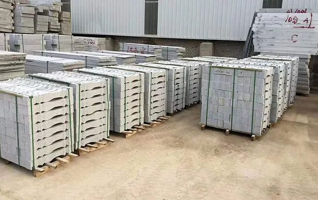 白色大理石外墻貼面材料與芝麻白石材價格對比分析