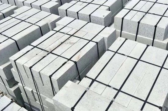 芝麻白花崗巖路邊石按帶企口連接結(jié)構(gòu)每米價(jià)格水平(圖1)