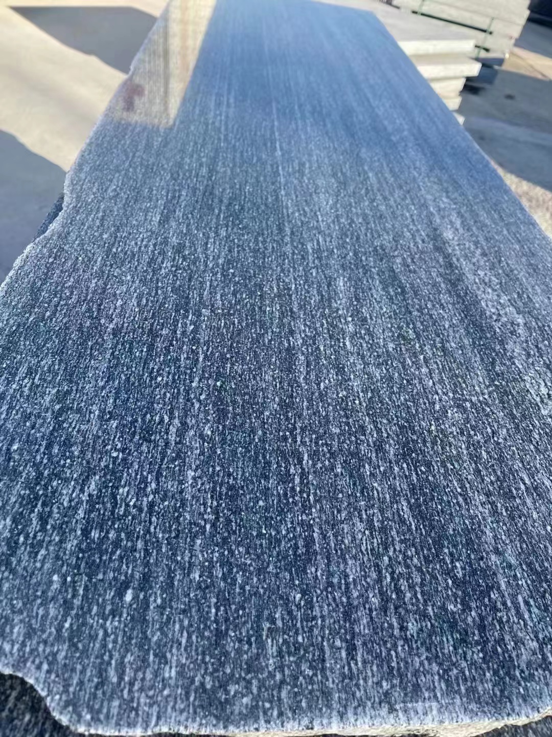 山東章丘黑石材，黑金沙石材深色系荒料加工對比