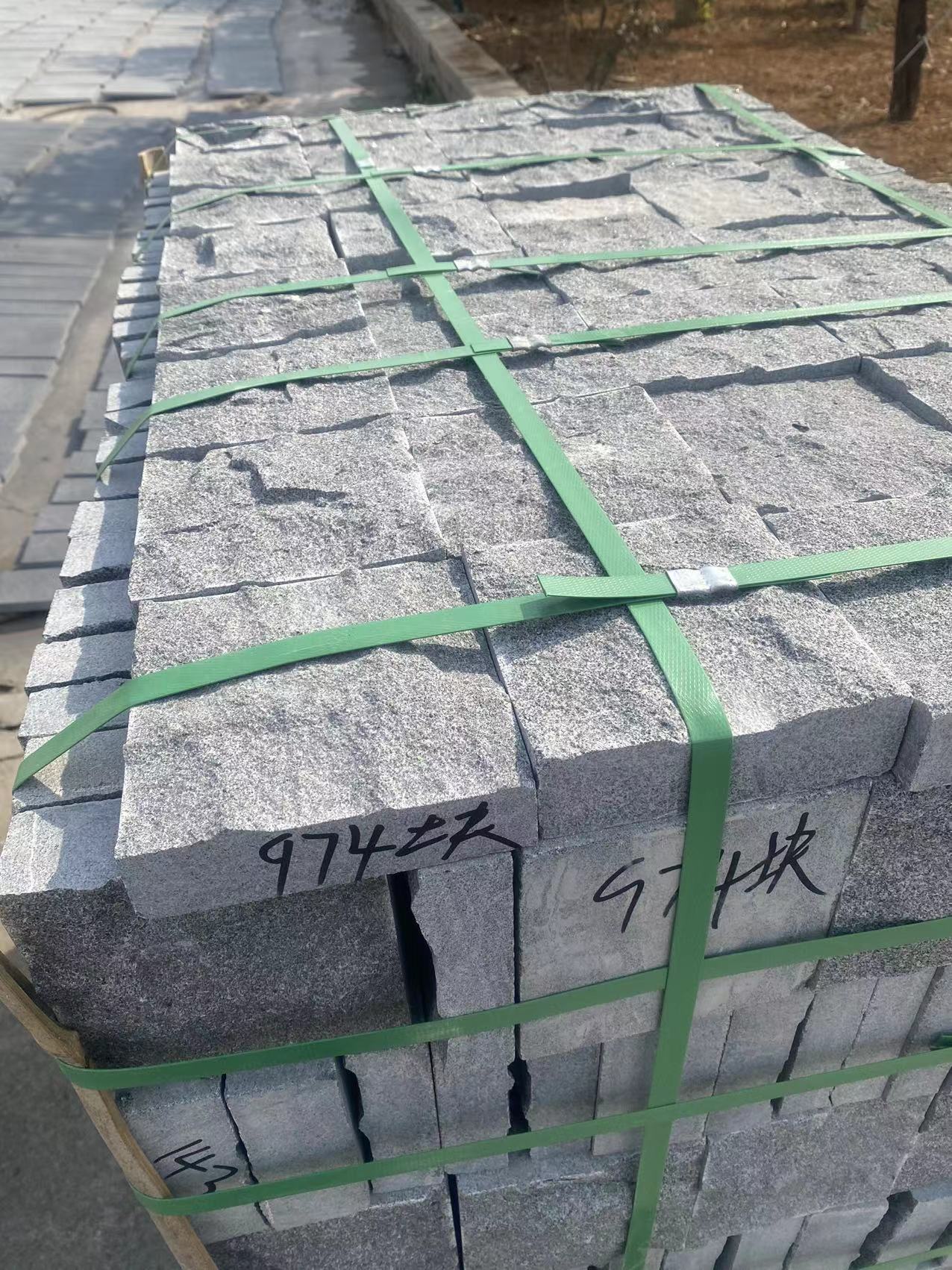 芝麻黑火燒板花崗巖與山東G654石材廠家價格對比(圖3)