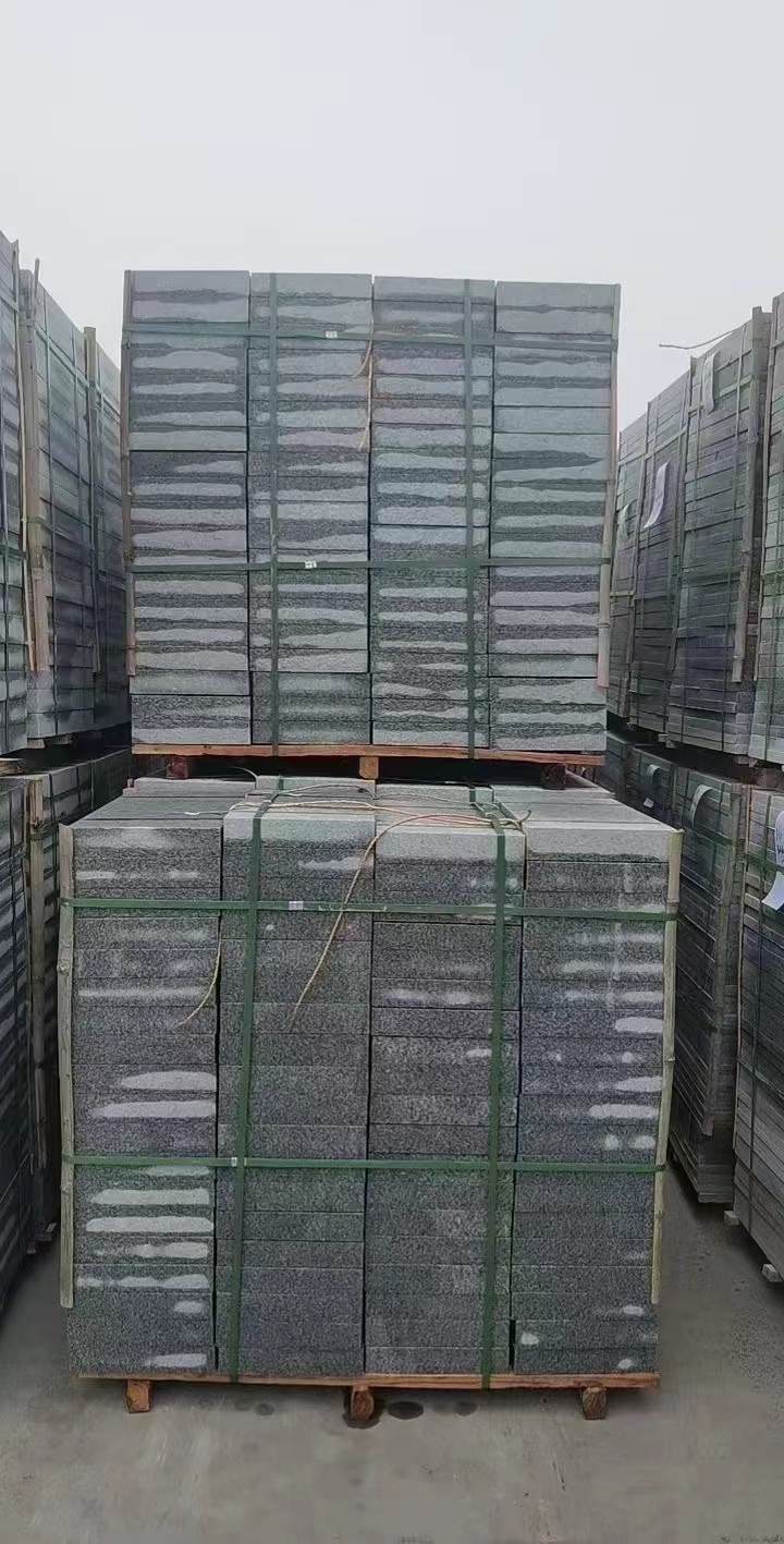 芝麻灰石材廠家報(bào)價(jià)及路沿石采購(gòu)注意事項(xiàng)