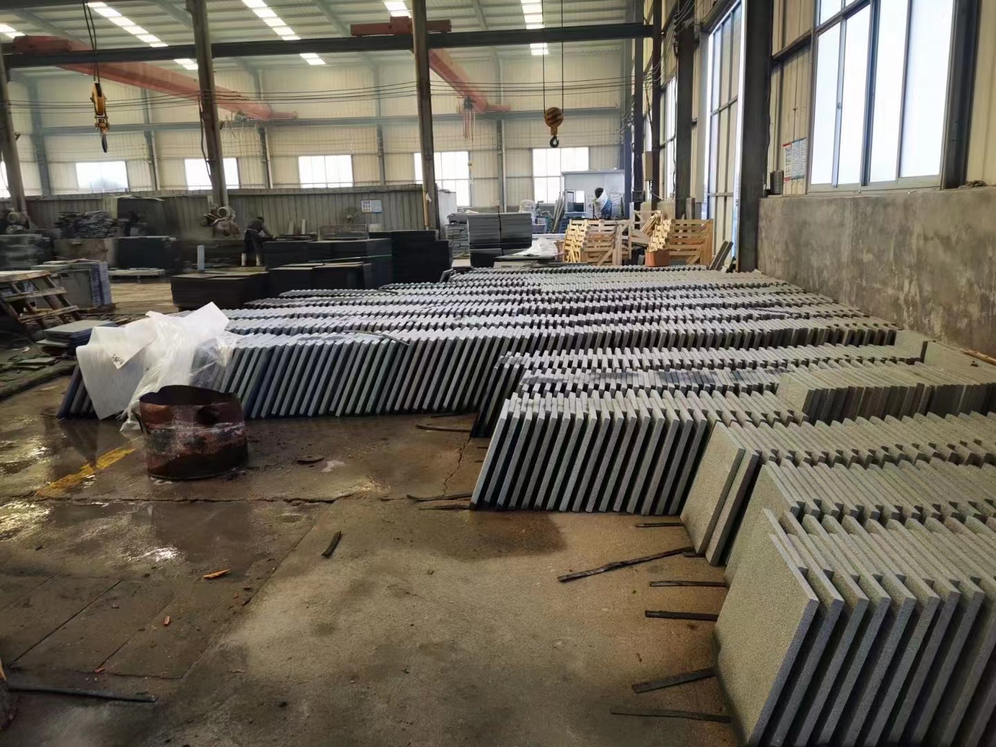 芝麻灰荔枝面花崗巖在戶外廣場鋪裝中的實際應用