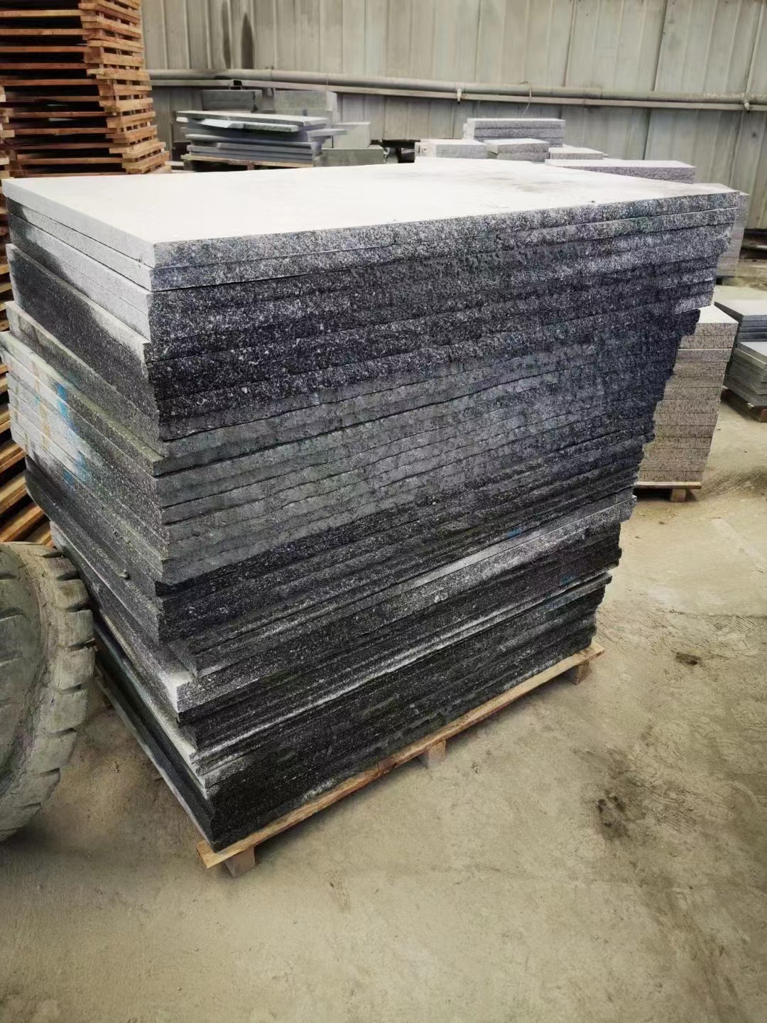 芝麻灰火燒板地鋪石料廠家批發價