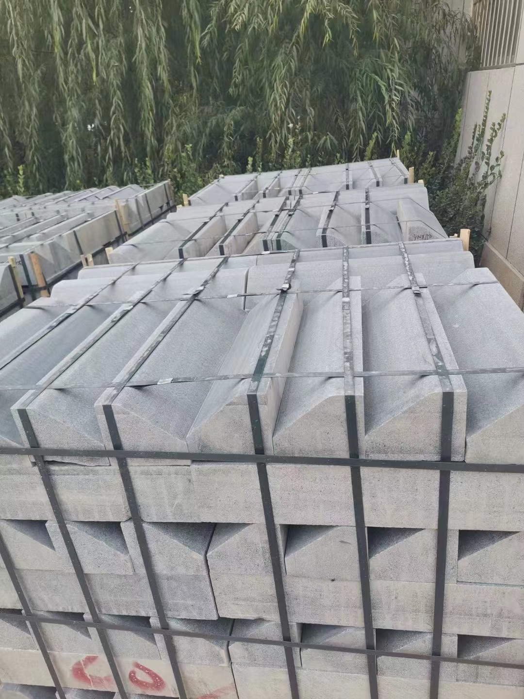 2.5公分厚外墻干掛芝麻灰花崗巖火燒板光面荔枝面石材報價(圖1)