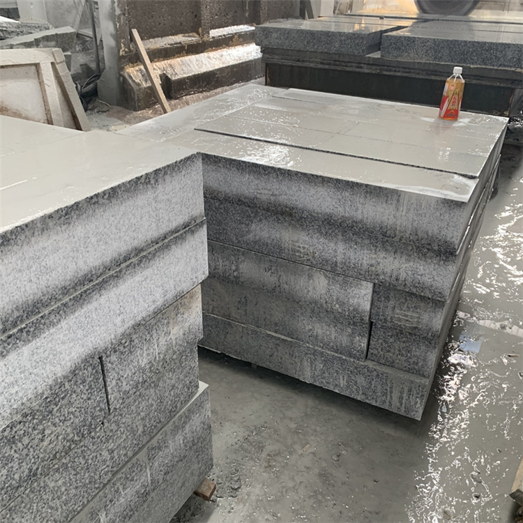 河北燒面芝麻灰花崗巖防滑嗎