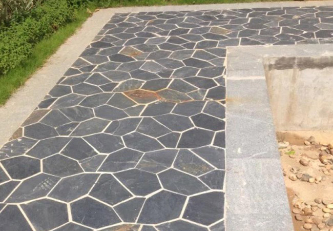 芝麻灰花崗巖荔枝面是怎么加工的？