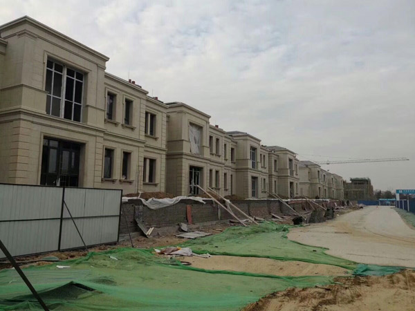 花園水景細節處理中石材規格統一性與燈光線槽連續性配合