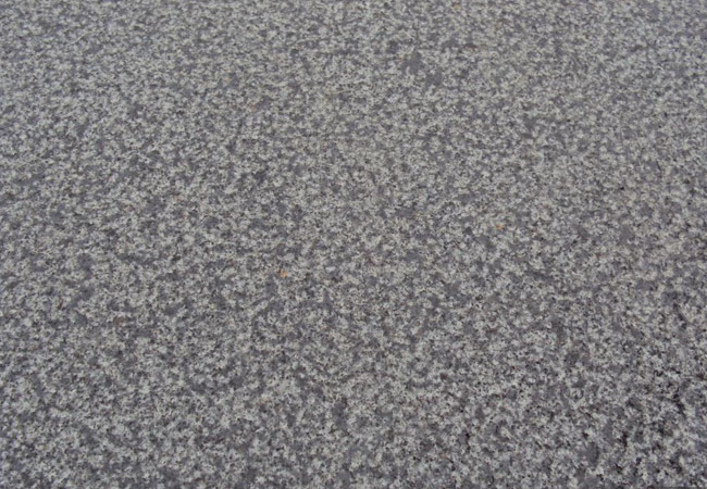 花崗巖在坡地庭院擋土墻表面的處理方式