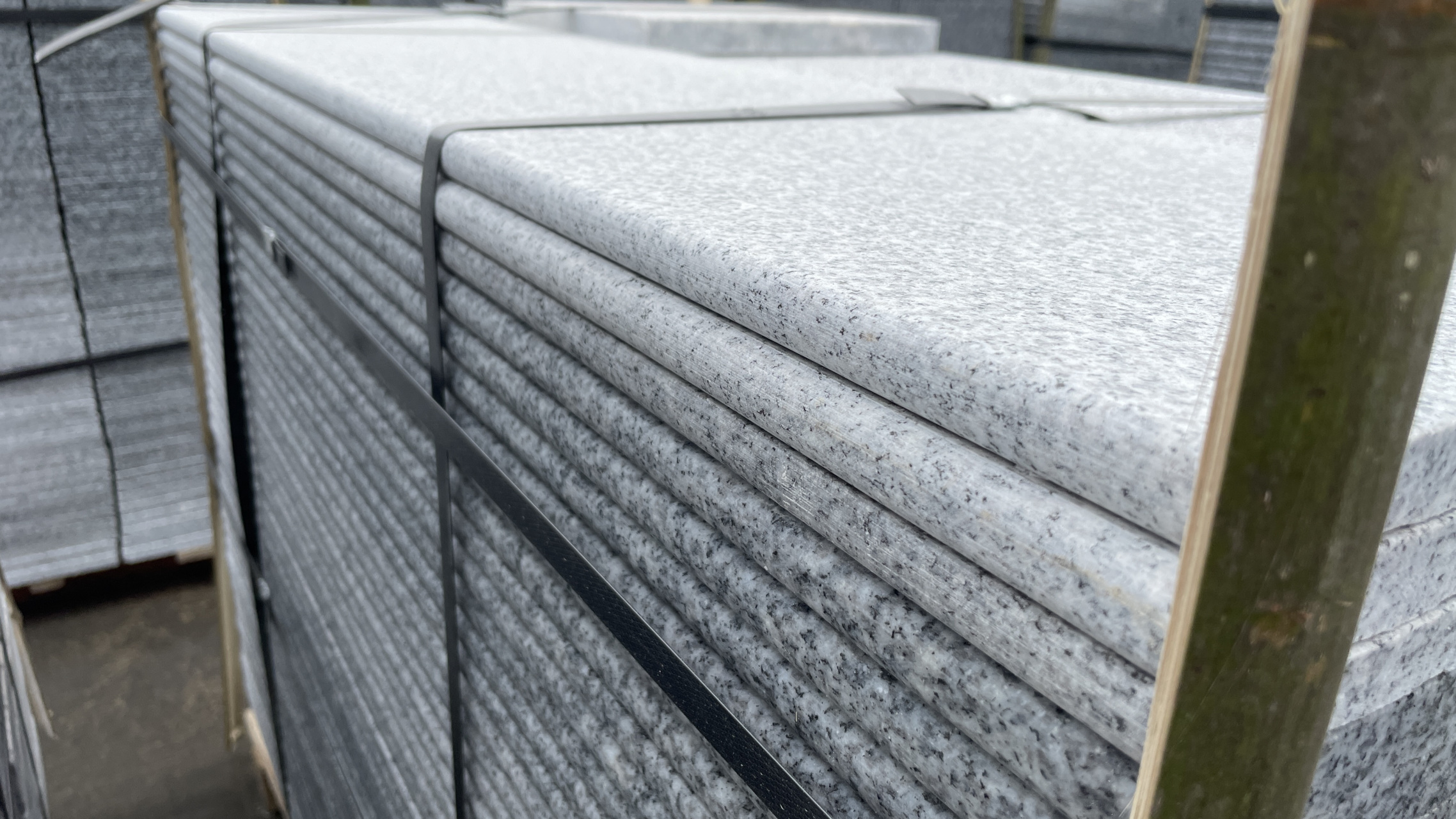 芝麻白石材臺(tái)階石踏步立板加工及安裝(圖2)