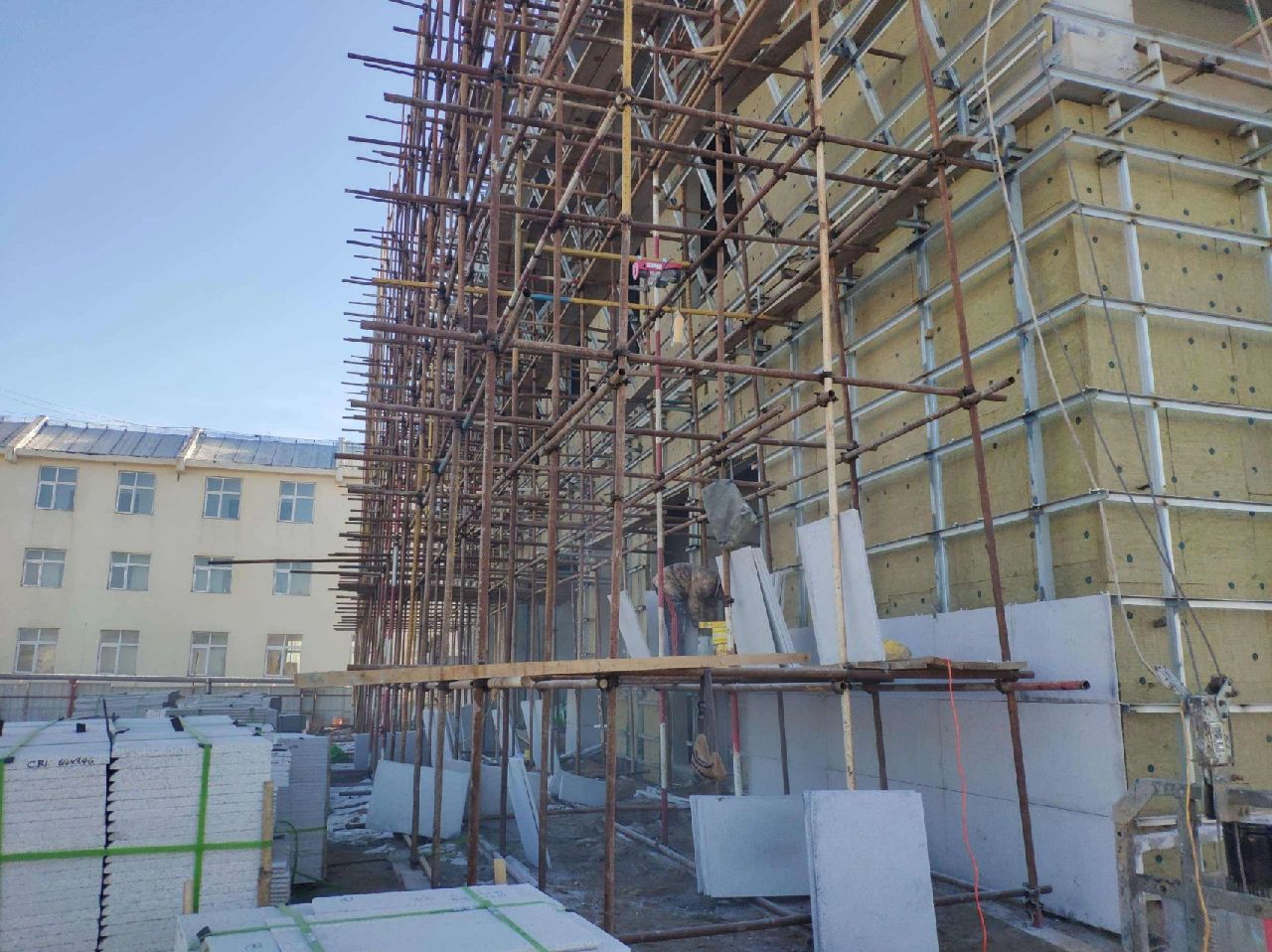 干掛石材濕貼工藝的優缺點？(圖1)